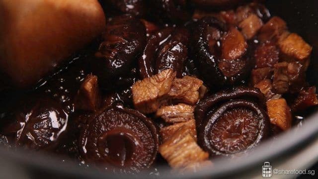 Pork with Black Mushroom / 双冬肉片